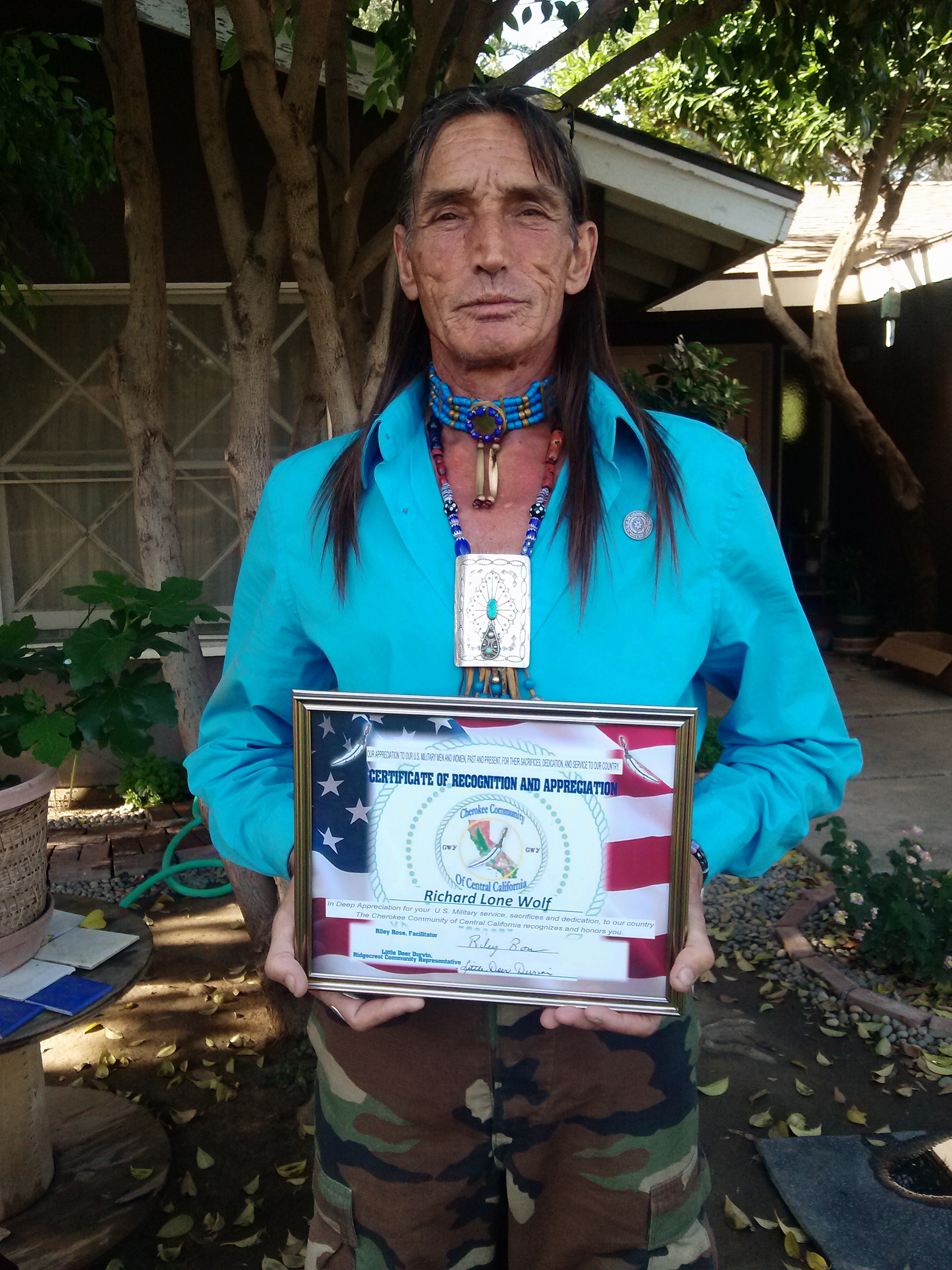 Richard Lonewolf with Flag Award